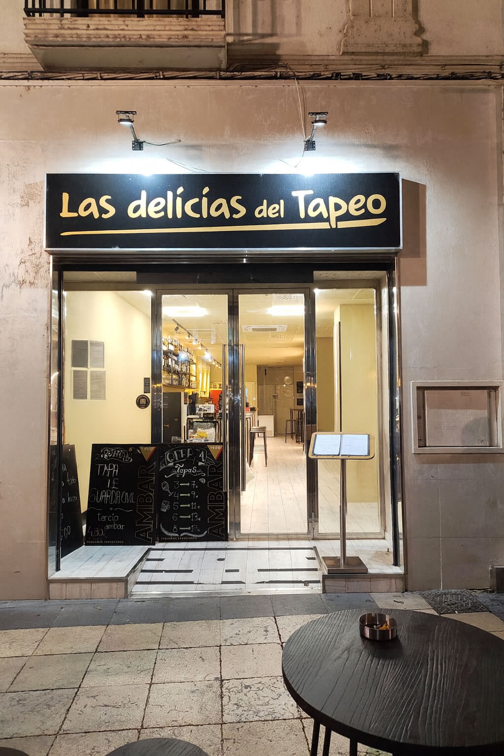 Plato destacado de tapas gourmet servido en Las Delicias del Tapeo
